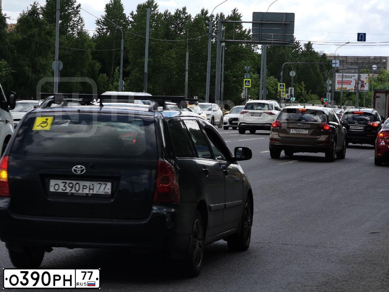 Фото автомобиля TOYOTA COROLLA, 2005 — госномер О390РН77. Цвет: ЧЕРНЫЙ