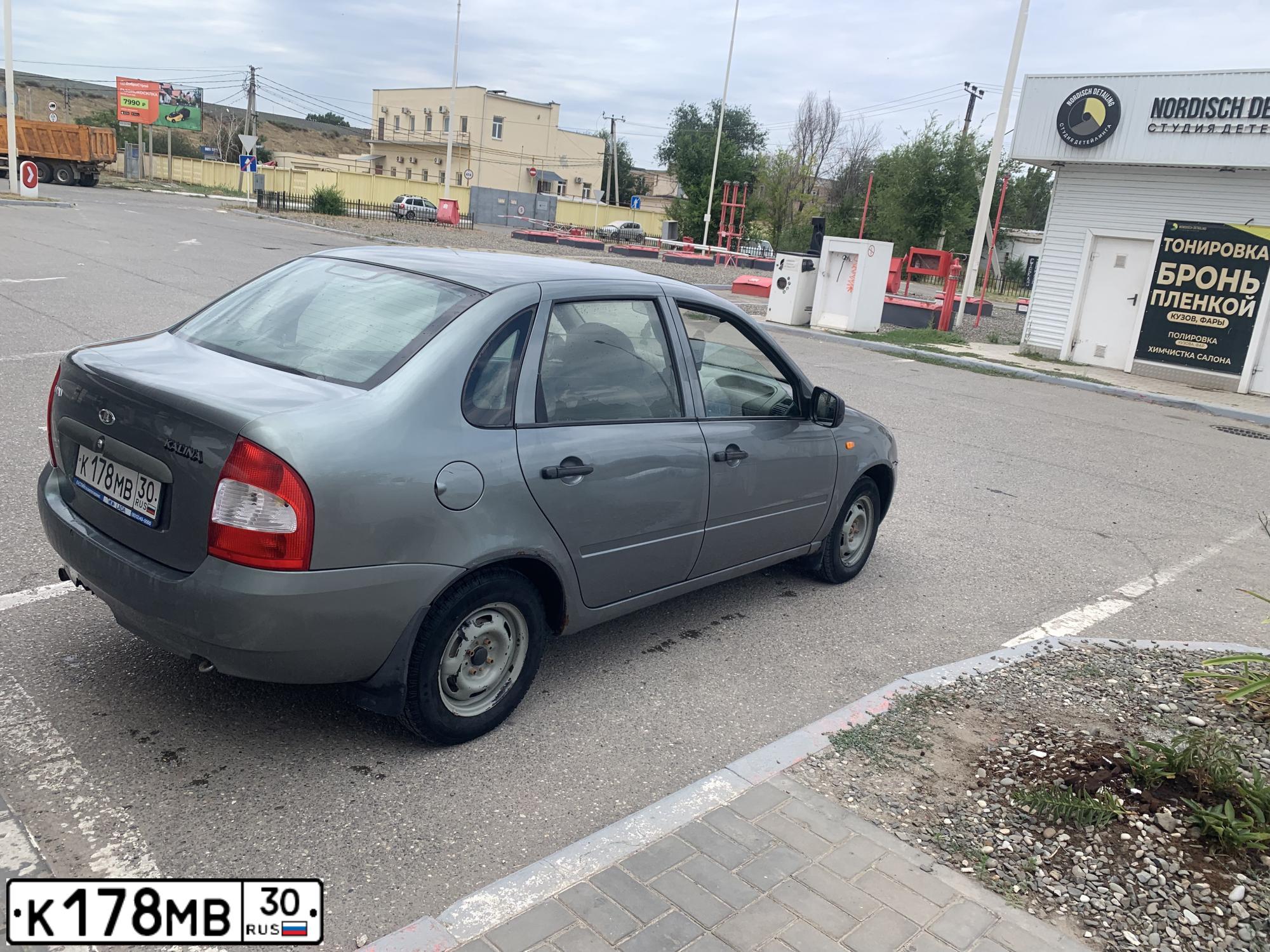 Фото автомобиля LADA KALINA, 2009 — госномер Т180ОВ30. Цвет: Темно-серый металлик