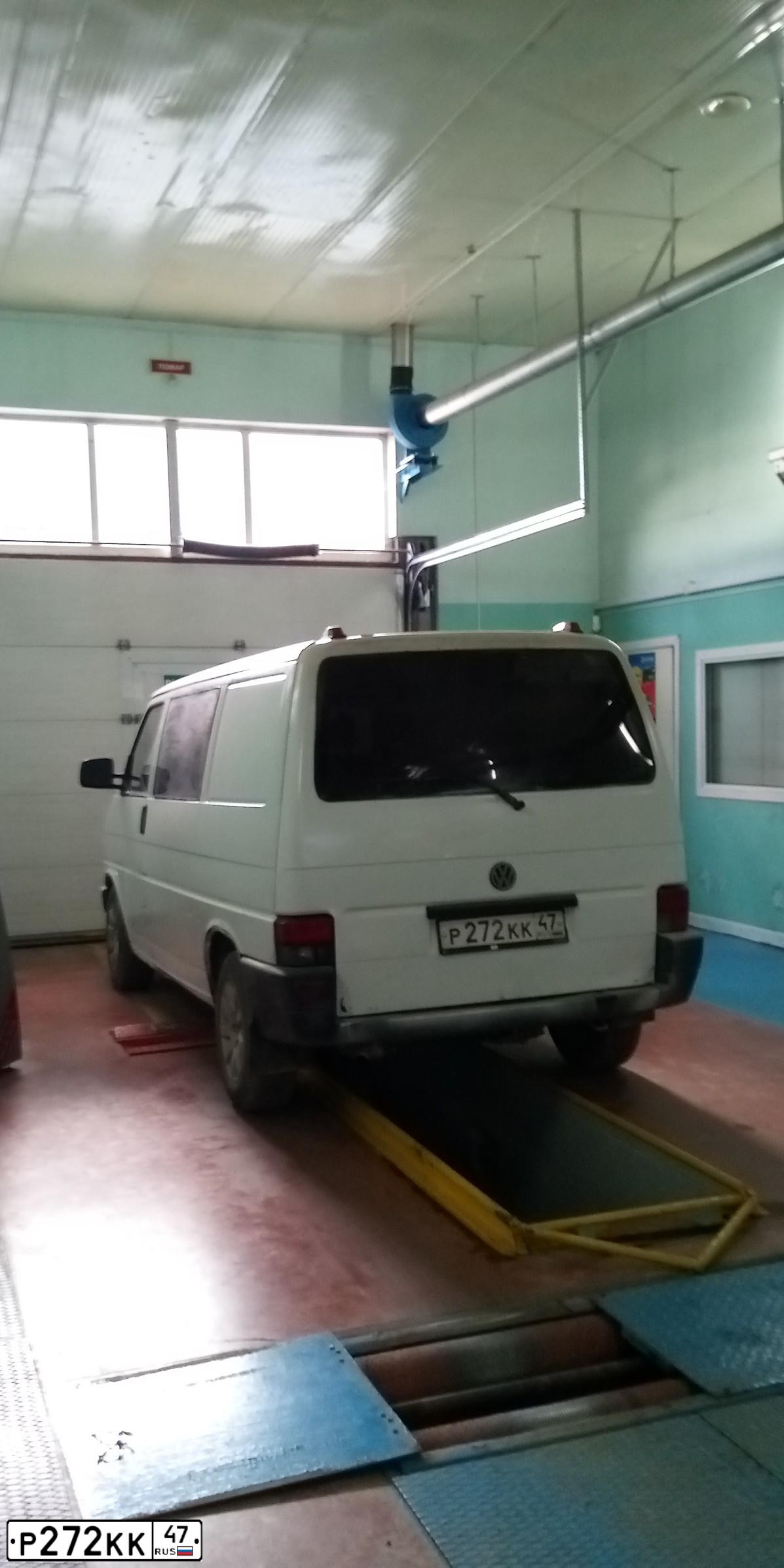 Фото автомобиля VOLKSWAGEN TRANSPORTER, 1995 — госномер Р272КК47. Цвет: БЕЛЫЙ