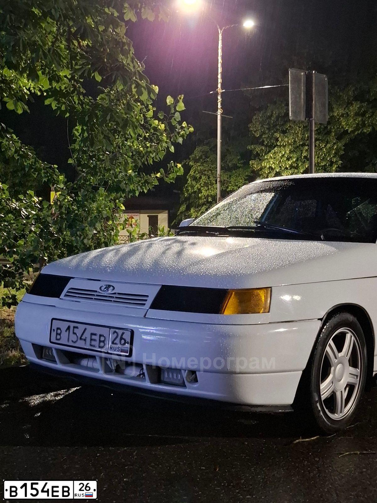 Фото автомобиля LADA 2112 LADA, 2001 — госномер В154ЕВ26. Цвет: ЯРКО-БЕЛЫЙ