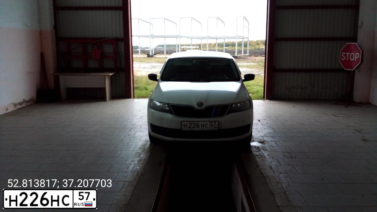 Фото автомобиля SKODA RAPID, 2017 — госномер У300УР57. Цвет: Белый