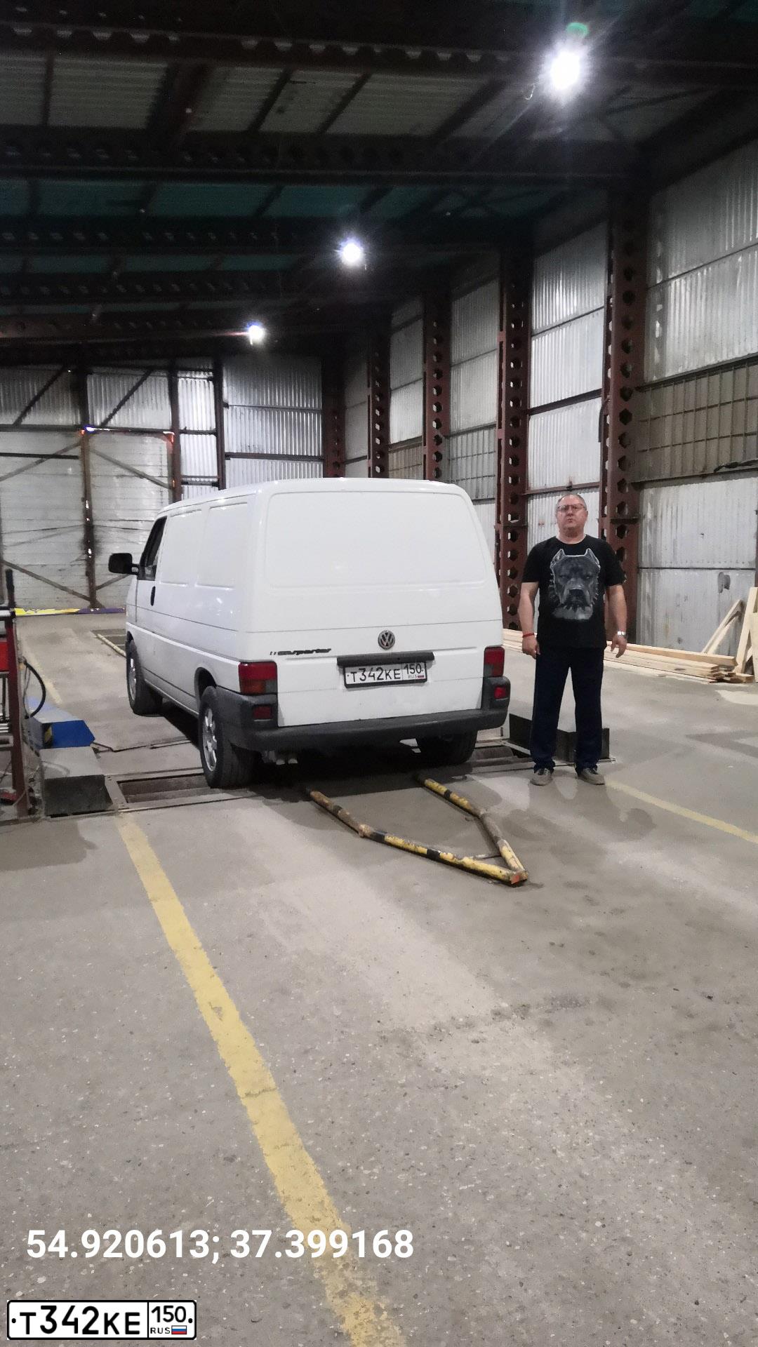 Фото автомобиля VOLKSWAGEN TRANSPORTER, 2000 — госномер Т342КЕ150. Цвет: Белый