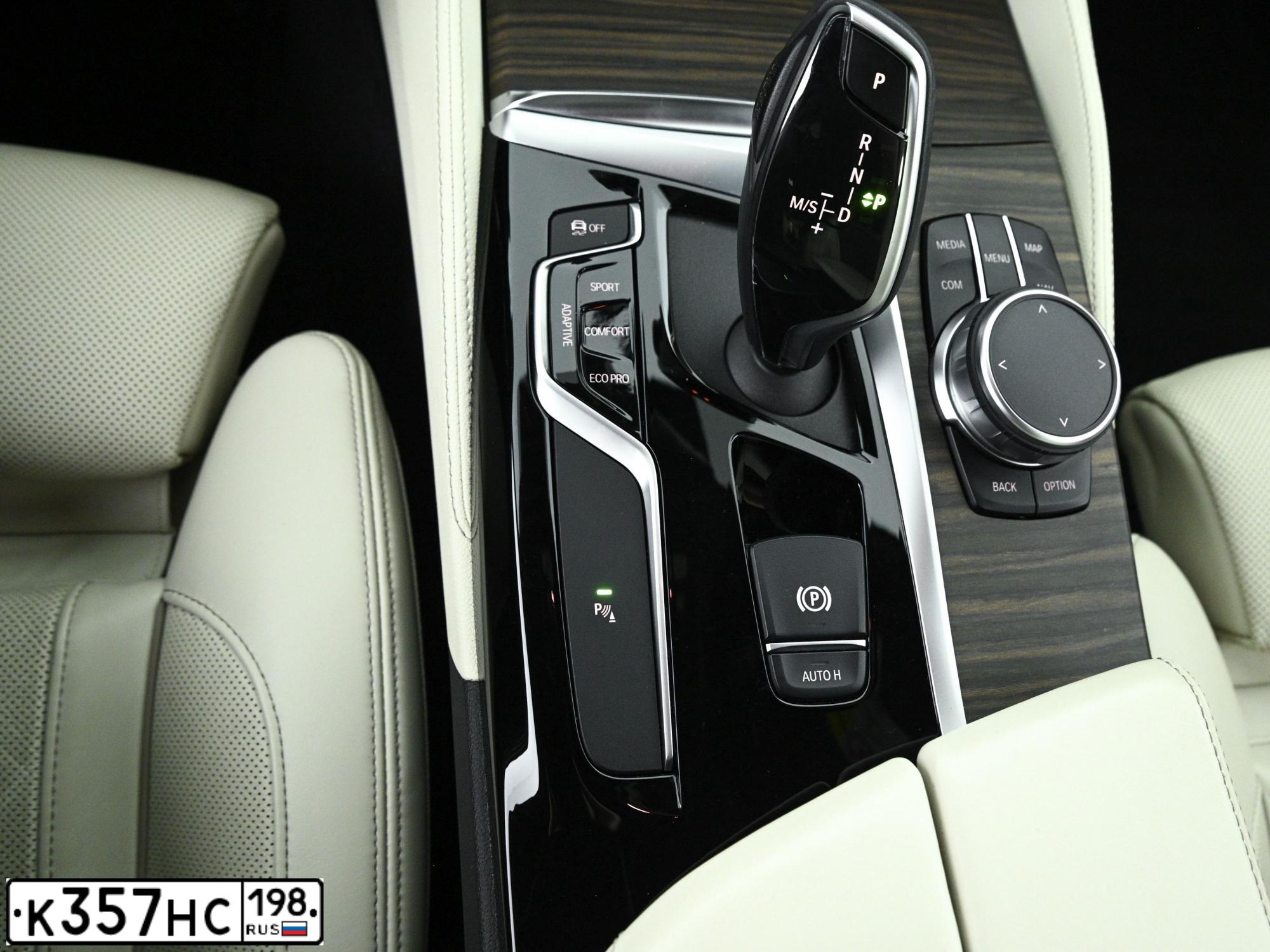 Фото автомобиля BMW SERIE 5, 2019 — госномер М344РН198. Цвет: ЧЕРНЫЙ