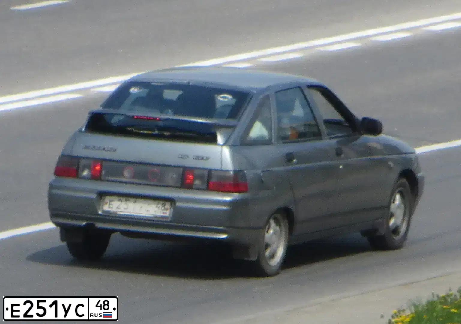 Фото автомобиля LADA 2112 LADA, 2008 — госномер Е251УС48. Цвет: СЕРО-ЗЕЛЕНЫЙ
