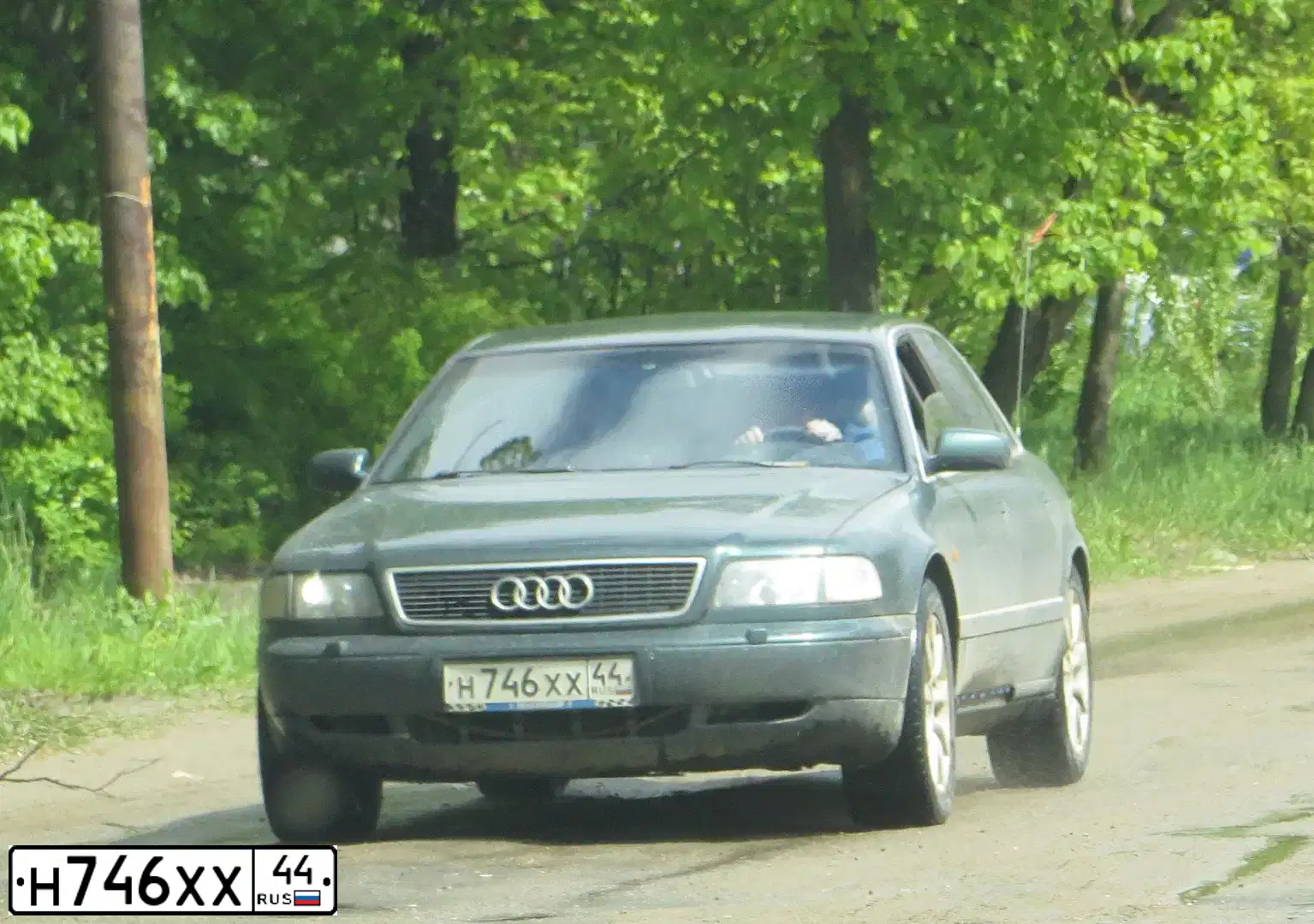 Фото автомобиля AUDI A8, 1998 — госномер О633ХВ29. Цвет: ЗЕЛЕНЫЙ