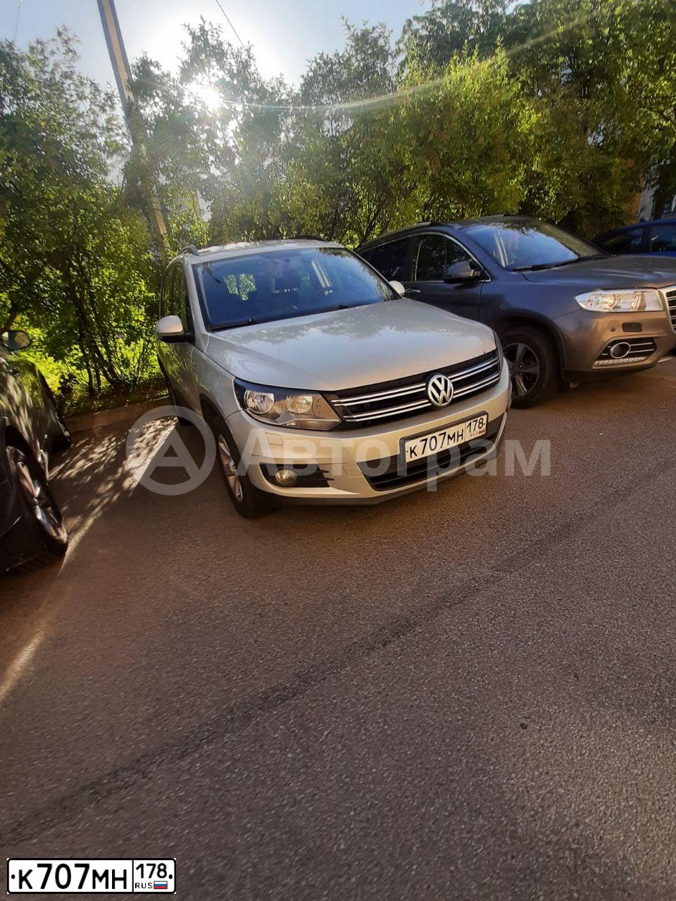 Фото автомобиля VOLKSWAGEN TIGUAN, 2011 — госномер К707МН178. Цвет: СЕРЕБРИСТО-ЖЕЛТЫЙ