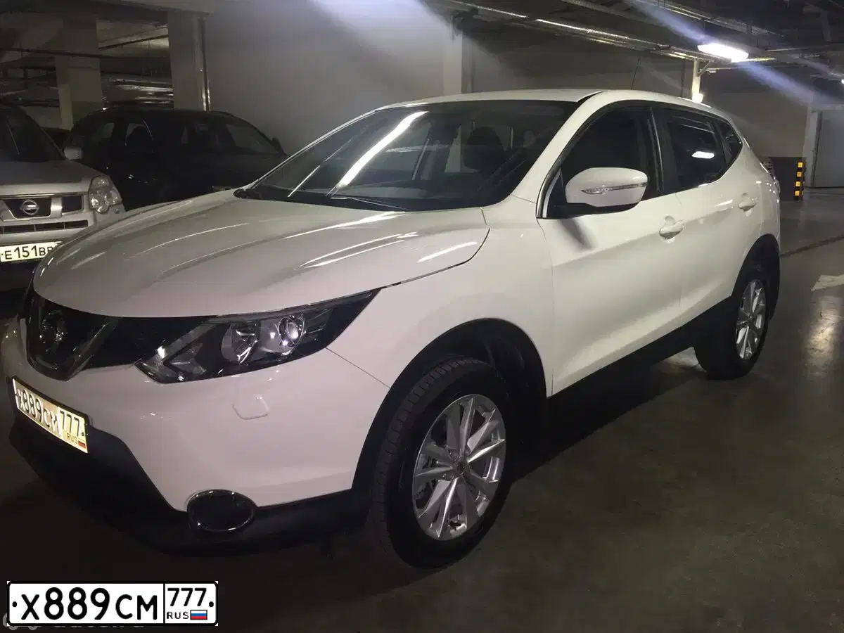 Фото автомобиля NISSAN QASHQAI, 2014 — госномер Х889СМ777. Цвет: БЕЛЫЙ