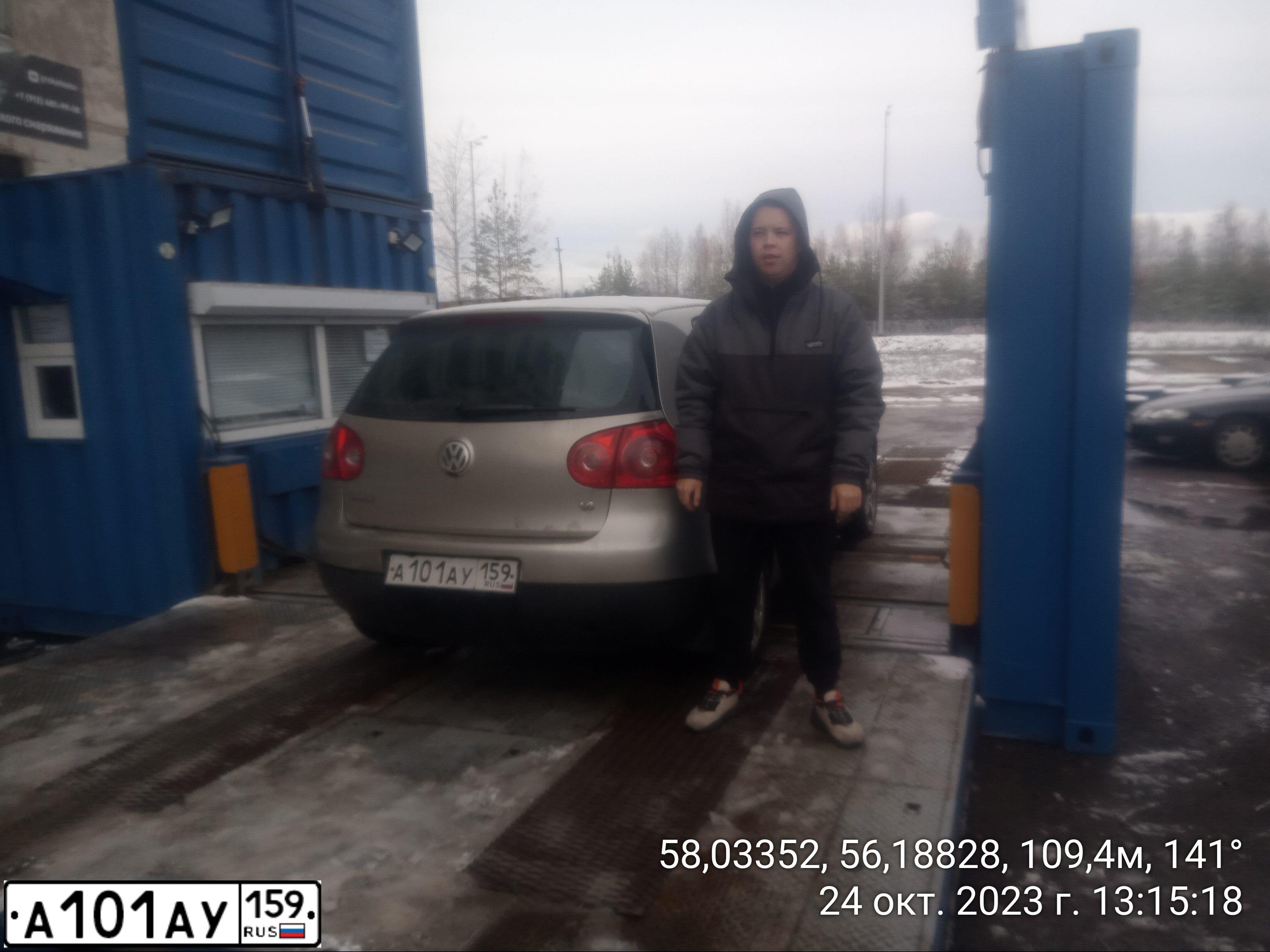Фото автомобиля VOLKSWAGEN TIGUAN, 2011 — госномер Е837НН159. Цвет: ЧЕРНЫЙ