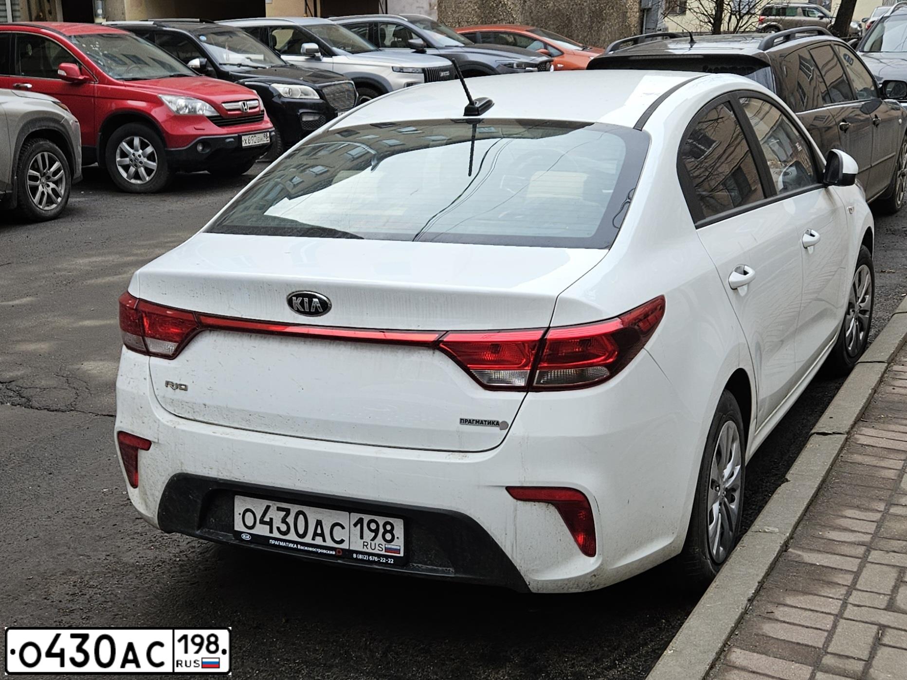 Фото автомобиля KIA RIO, 2020 — госномер О430АС198. Цвет: Белый