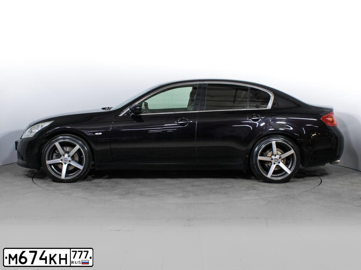 Фото автомобиля INFINITI I G, 2013 — госномер Е680РМ797. Цвет: ЧЕРНЫЙ
