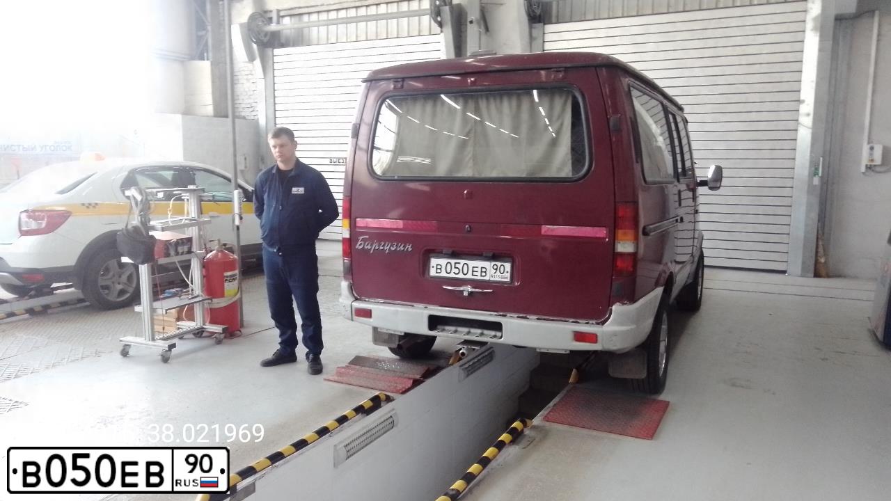 Фото автомобиля GAZ 2217 SOBOL, 2002 — госномер В050ЕВ90. Цвет: Красный