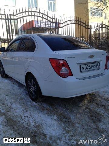 Фото автомобиля CHEVROLET AVEO, 2013 — госномер В025РС26. Цвет: Белый