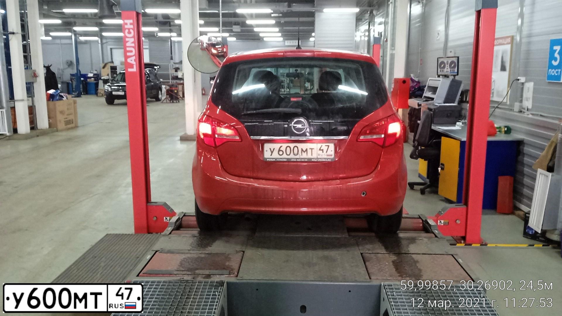 Фото автомобиля ОПЕЛЬ MERIVA, 2011 — госномер У600МТ47. Цвет: Красный