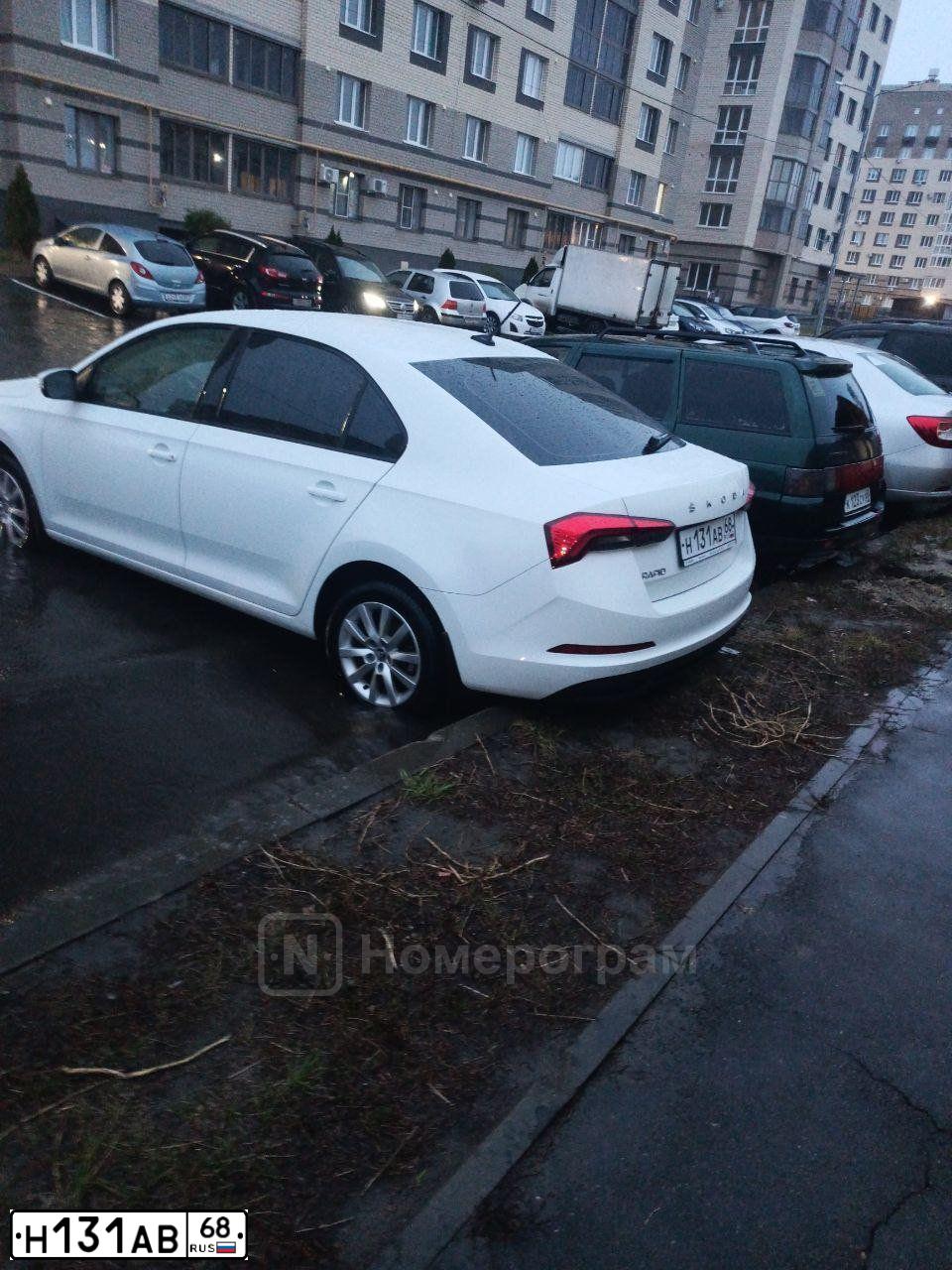 Фото автомобиля KIA RIO, 2013 — госномер Н131АВ68. Цвет: Белый