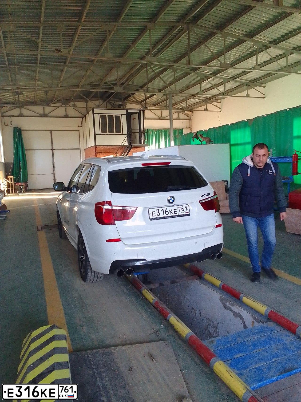 Фото автомобиля BMW X3, 2013 — госномер Е316КЕ761. Цвет: БЕЛЫЙ