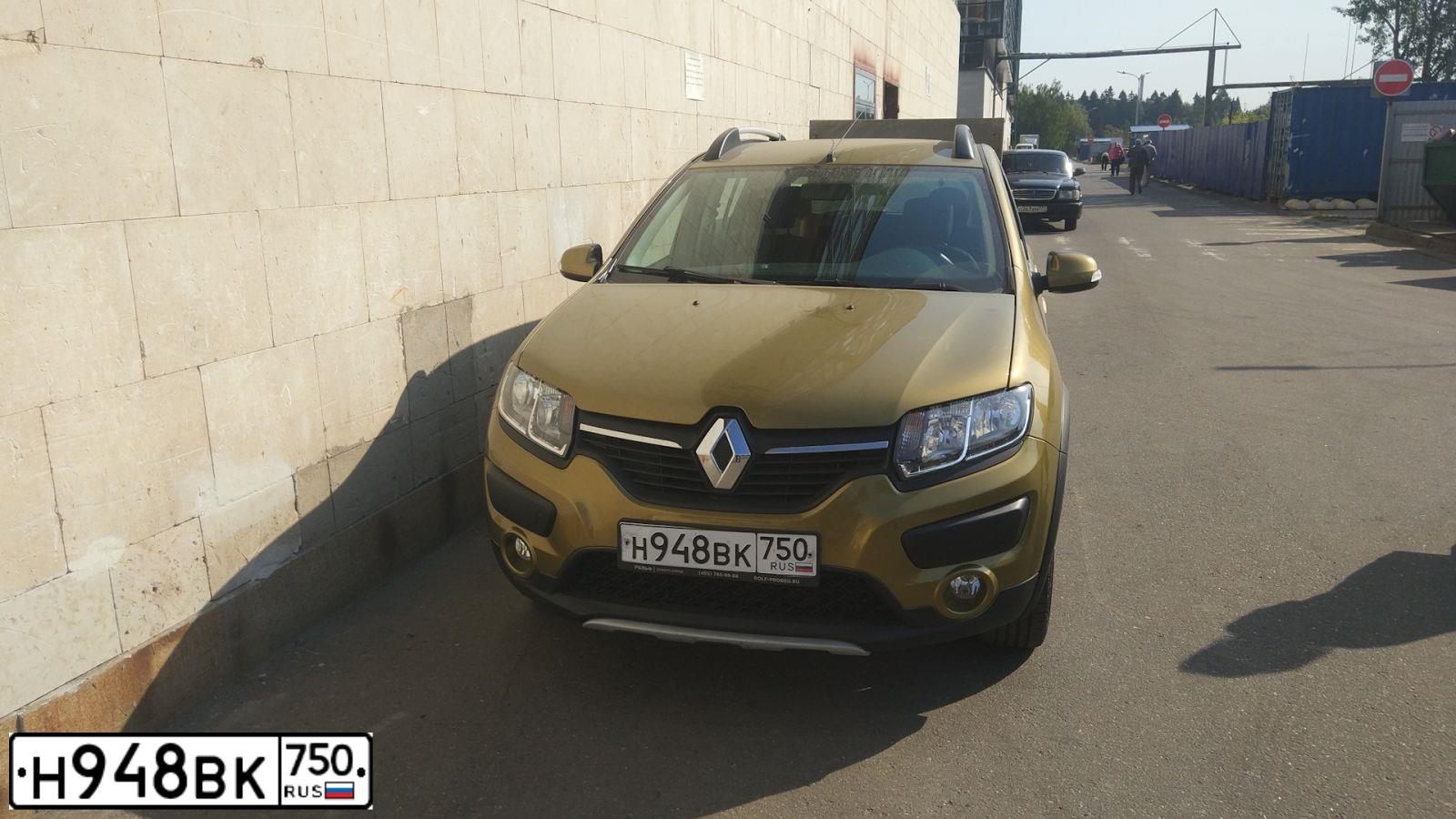 Фото автомобиля RENAULT T SANDERO, 2015 — госномер У618РК799. Цвет: Золотисто-зелёный