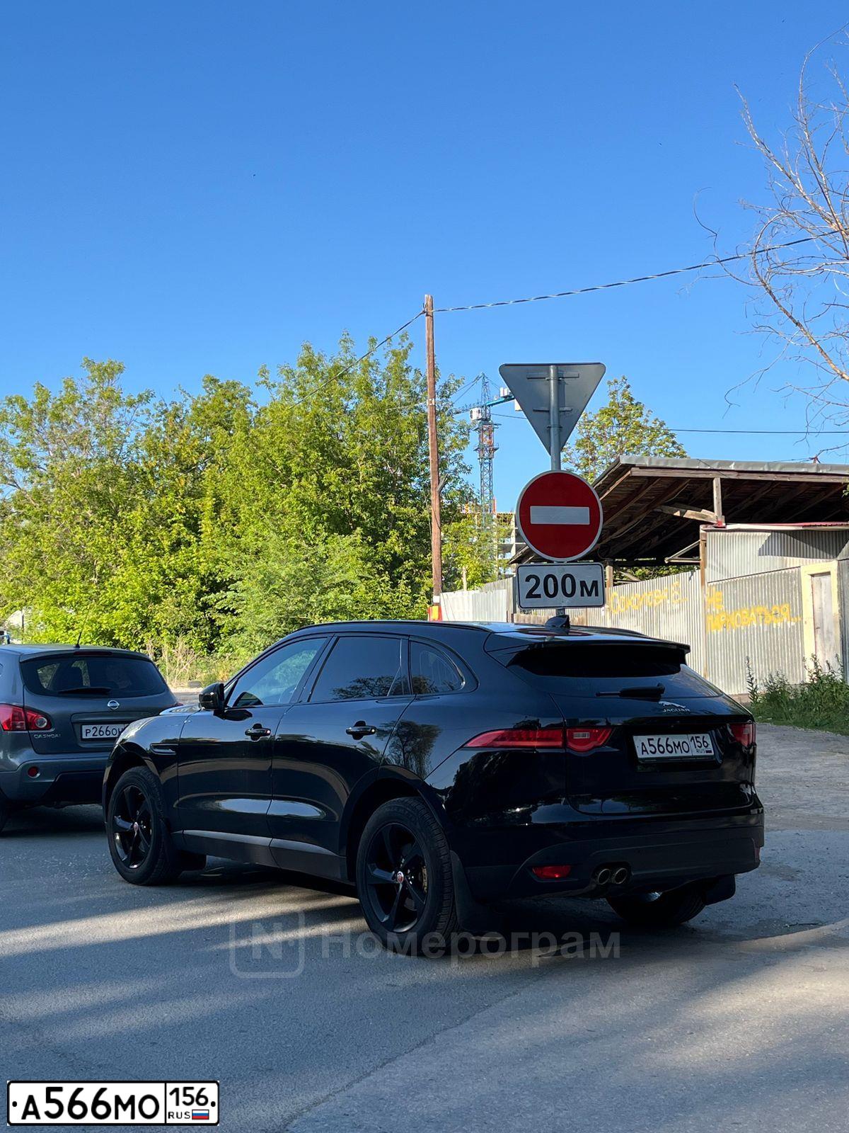 Фото автомобиля JAGUAR F-PACE, 2017 — госномер А566МО156. Цвет: ЧЕРНЫЙ