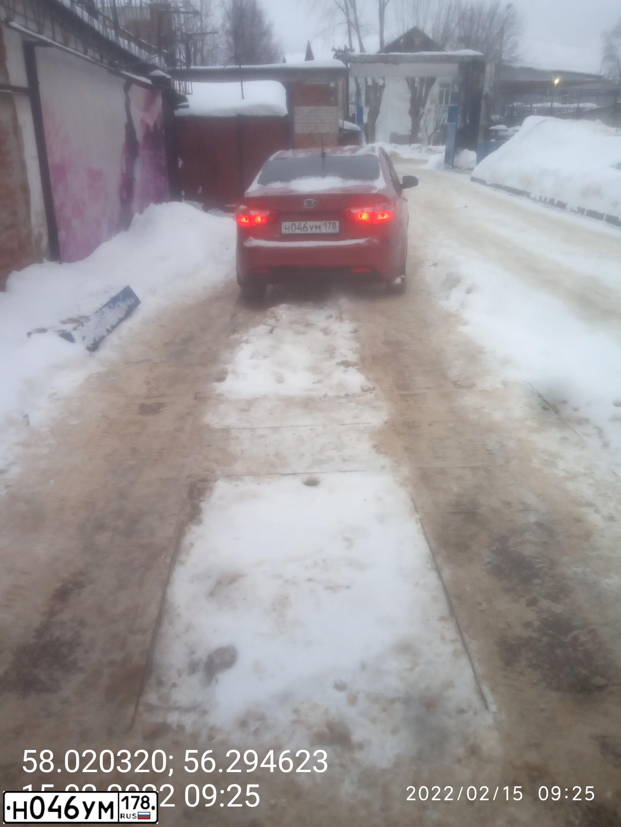 Фото автомобиля KIA RIO, 2012 — госномер О432СН159. Цвет: Красный
