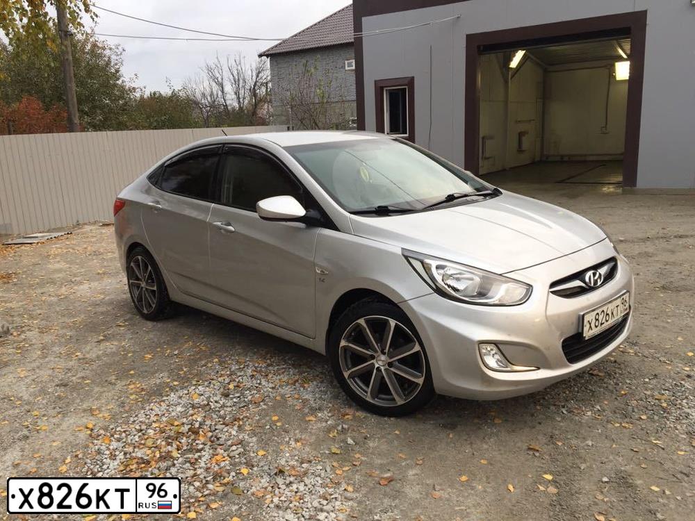 Фото автомобиля HYUNDAI SOLARIS, 2013 — госномер Т372МО72. Цвет: СЕРЕБРИСТЫЙ