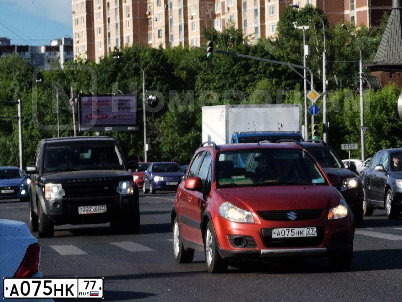 Фото автомобиля SUZUKI SX 4, 2012 — госномер А075НК77. Цвет: ОРАНЖЕВЫЙ