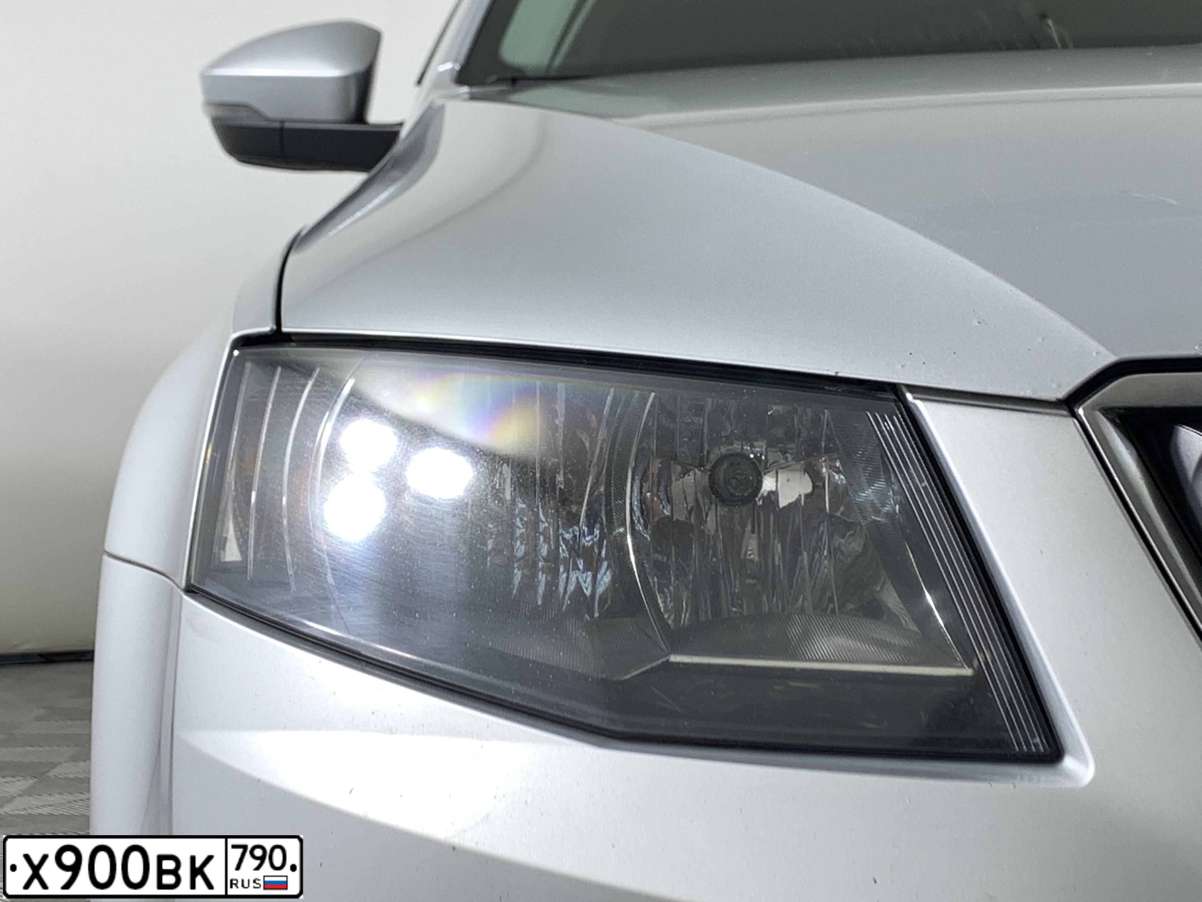 Фото автомобиля SKODA OCTAVIA, 2015 — госномер Х900ВК790. Цвет: Серый