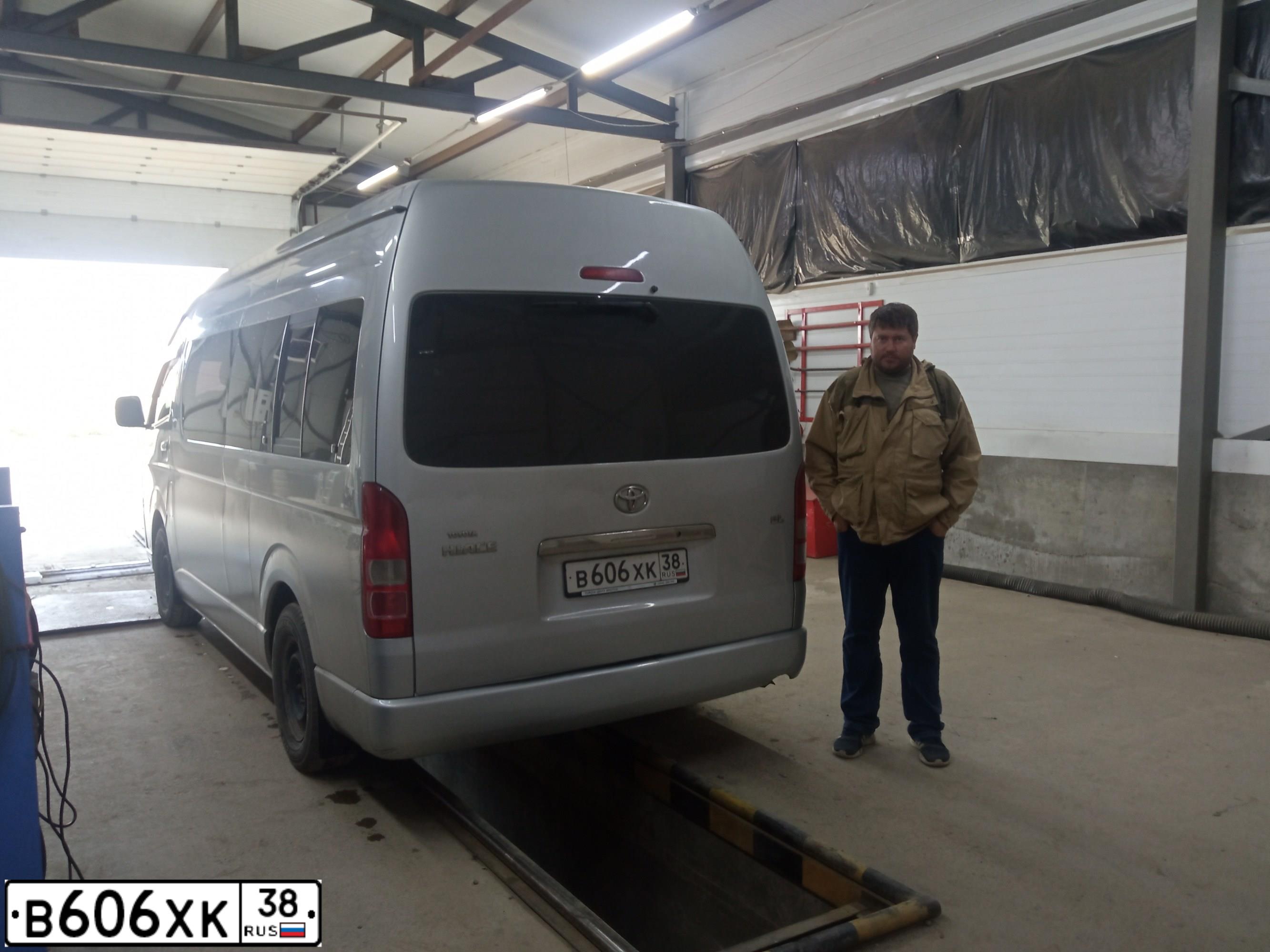 Фото автомобиля TOYOTA HIACE, 2011 — госномер В606ХК38. Цвет: СЕРЕБРИСТЫЙ