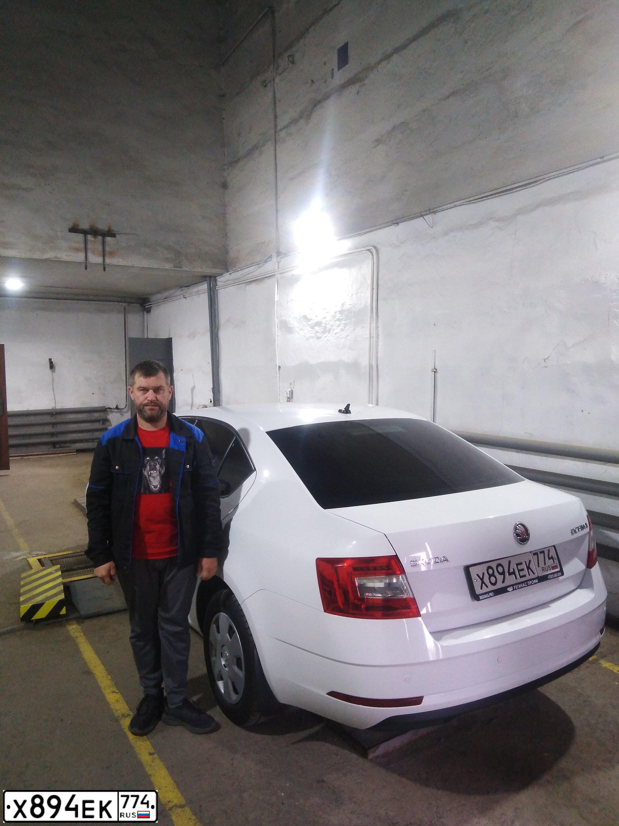 Фото автомобиля SKODA OCTAVIA, 2019 — госномер Х894ЕК774. Цвет: Белый