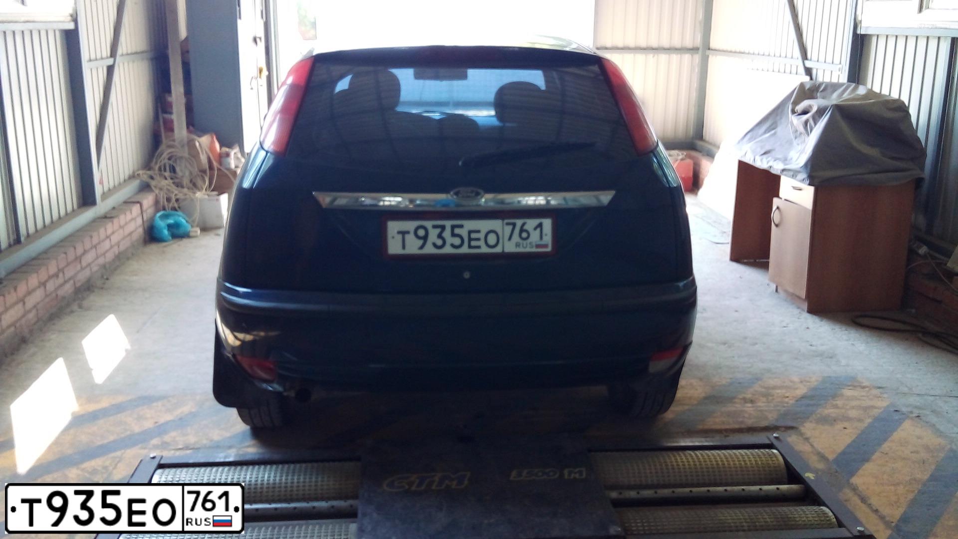 Фото автомобиля FORD FOCUS, 2003 — госномер У905ВЕ31. Цвет: Темно-синий