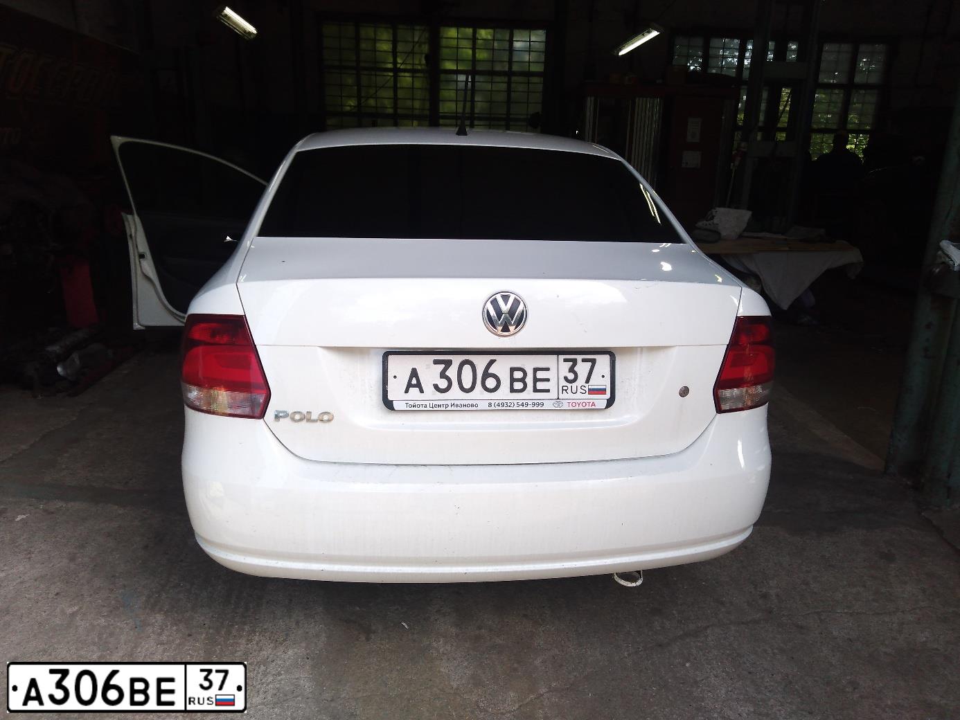 Фото автомобиля VOLKSWAGEN POLO, 2014 — госномер А306ВЕ37. Цвет: Белый