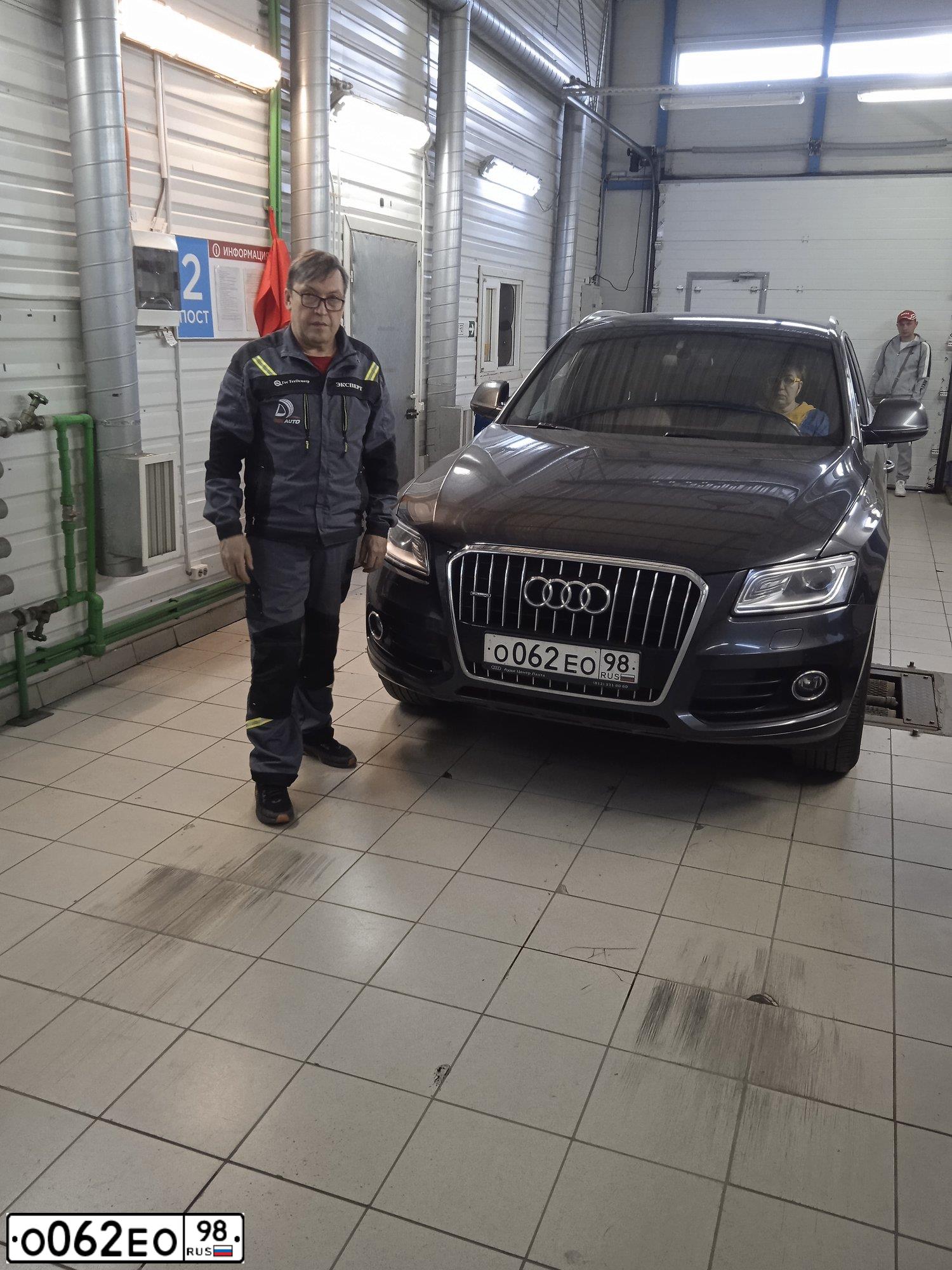 Фото автомобиля AUDI Q5, 2016 — госномер О062ЕО98. Цвет: ЧЕРНО-СЕРЫЙ