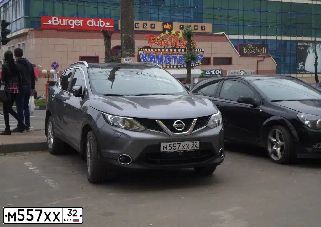 Фото автомобиля NISSAN QASHQAI, 2014 — госномер Х488СЕ55. Цвет: СЕРЫЙ