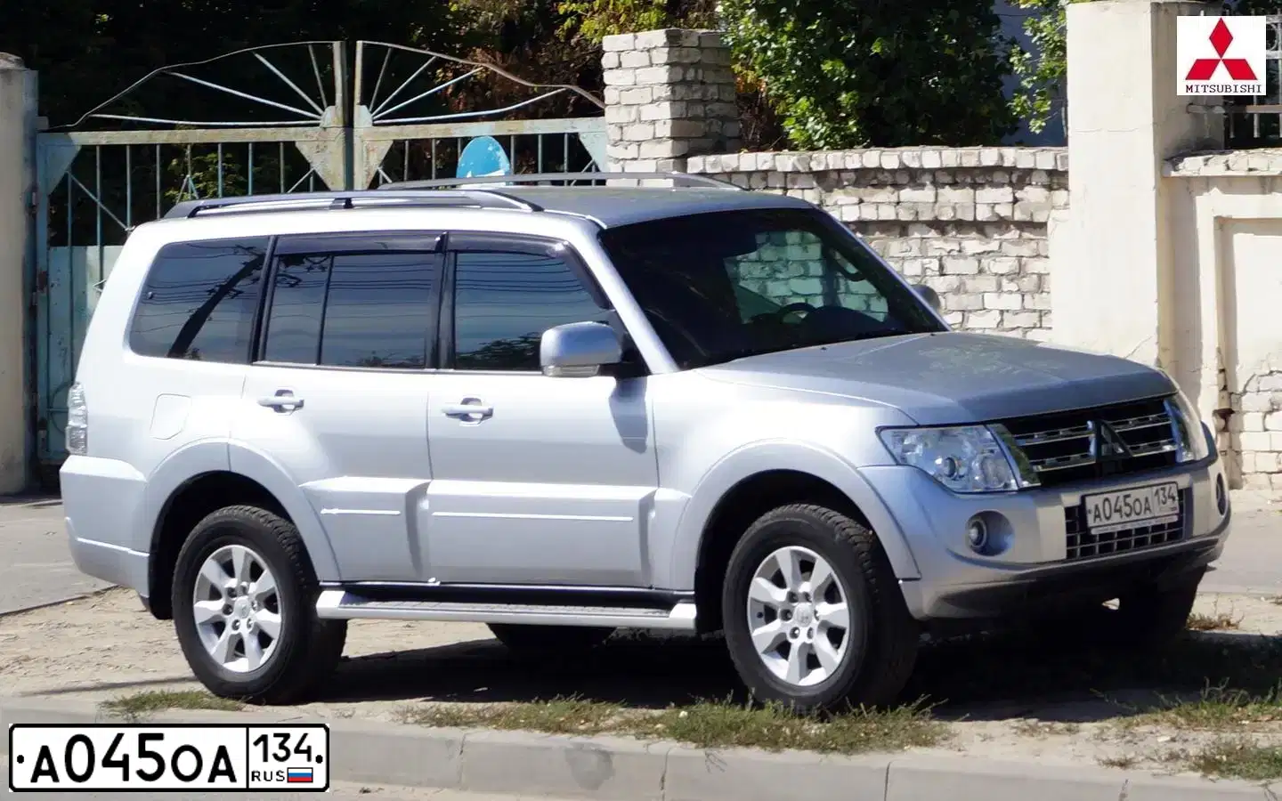 Фото автомобиля MITSUBISHI PAJERO, 2012 — госномер А045ОА134. Цвет: серебристый