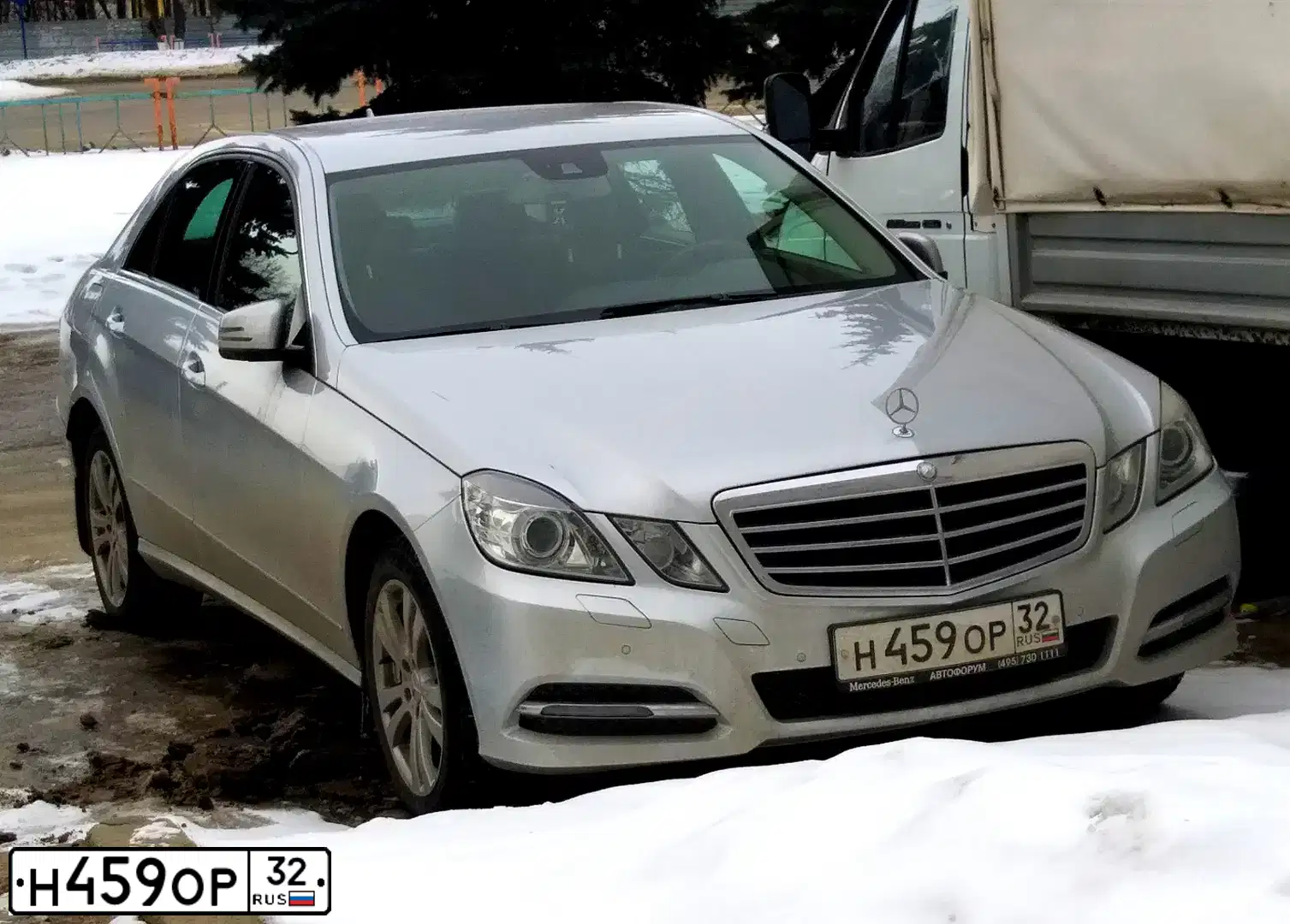 Фото автомобиля MERCEDES E-KLASSE, 2010 — госномер Е546НС30. Цвет: Серебристый