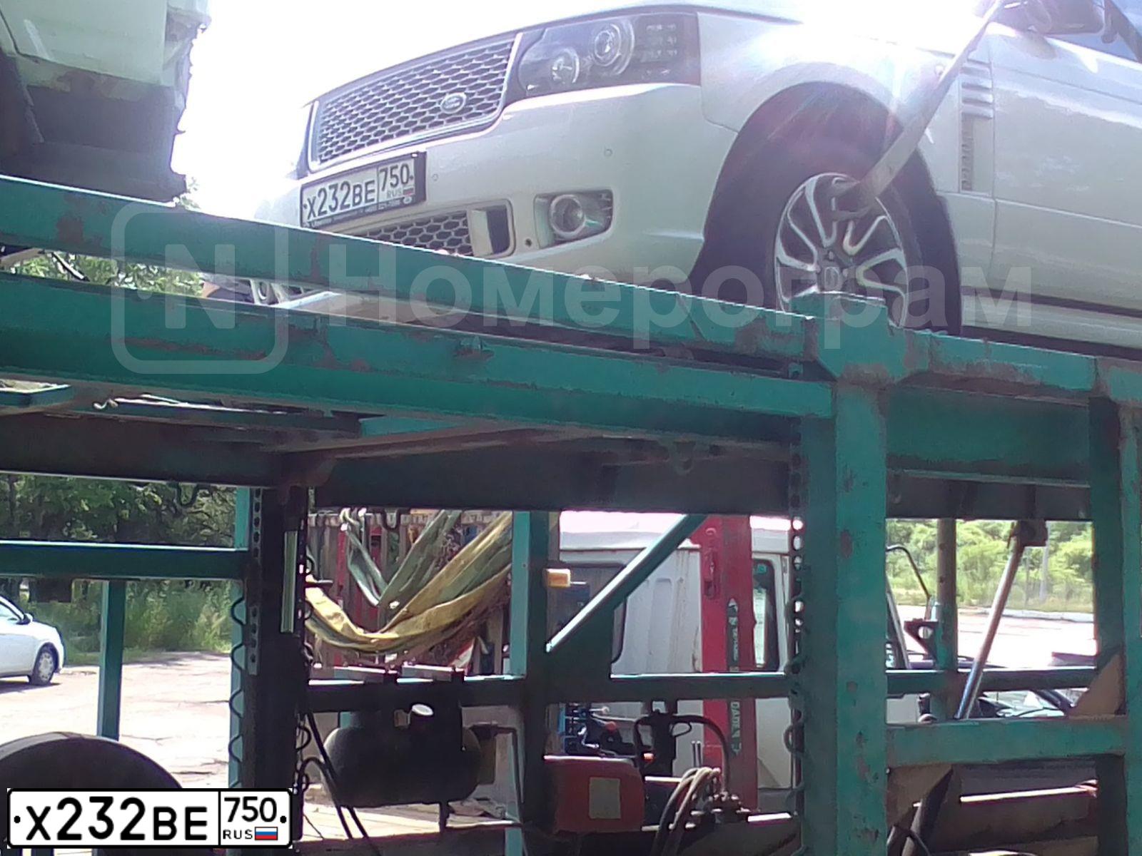 Фото автомобиля LANDROVER RANGE ROVER, 2011 — госномер Х232ВЕ750. Цвет: БЕЛЫЙ ЯРКИЙ