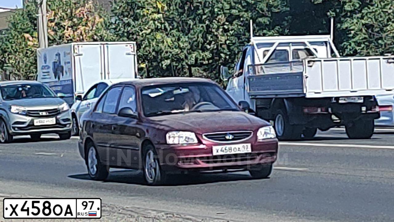 Фото автомобиля RENAULT CLIO, 2000 — госномер Е245ОМ99. Цвет: Красный