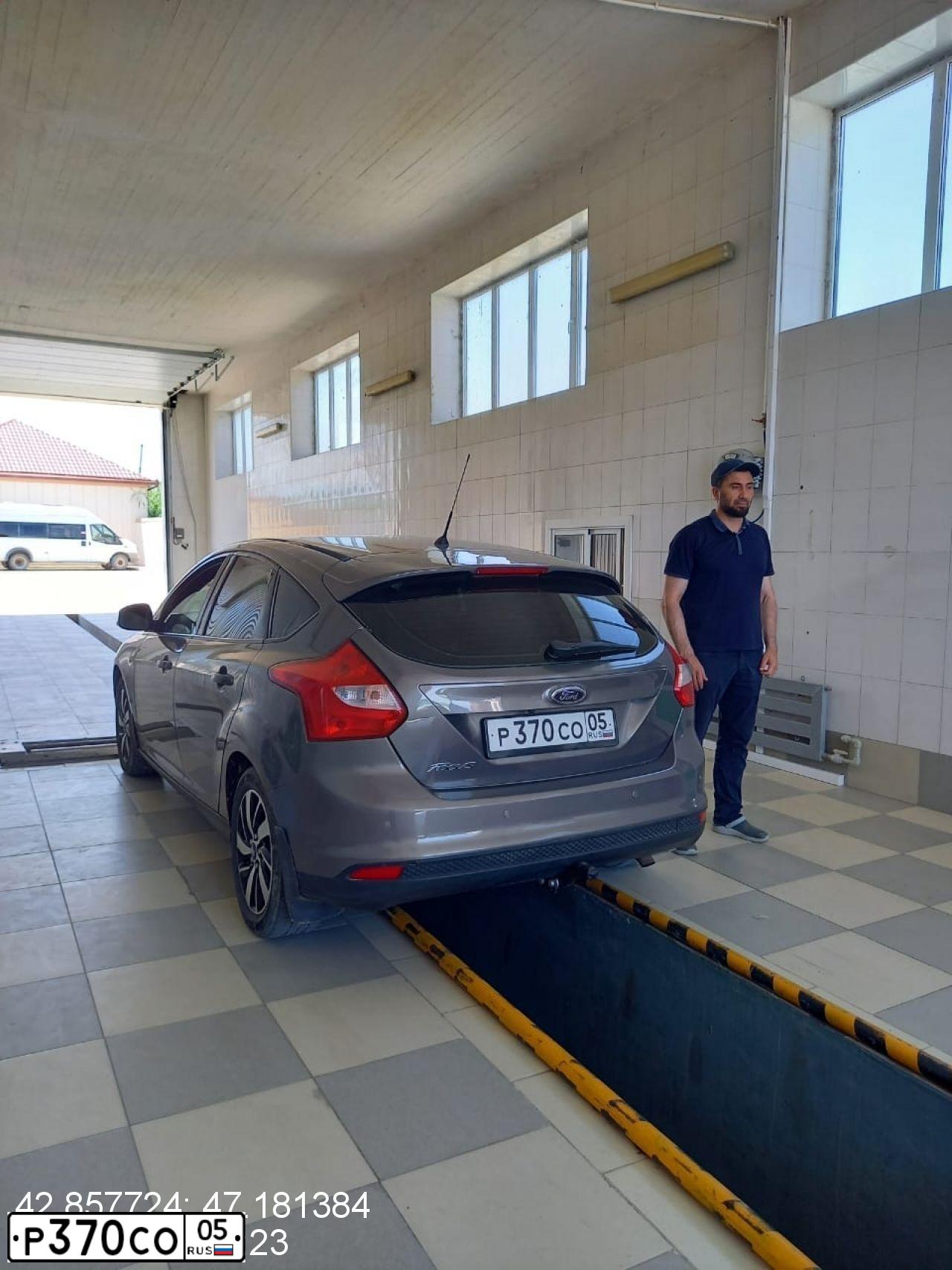 Фото автомобиля FORD FOCUS, 2012 — госномер Р370СО05. Цвет: СЕРО-КОРИЧНЕВЫЙ