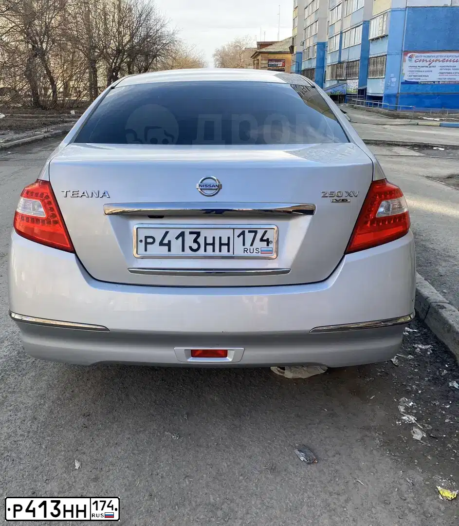 Фото автомобиля NISSAN TEANA, 2010 — госномер Р413НН174. Цвет: Серебристый