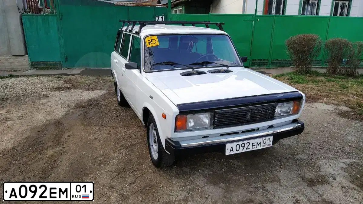 Фото автомобиля LADA 2104 LADA, 2010 — госномер Е440СК126. Цвет: Белый