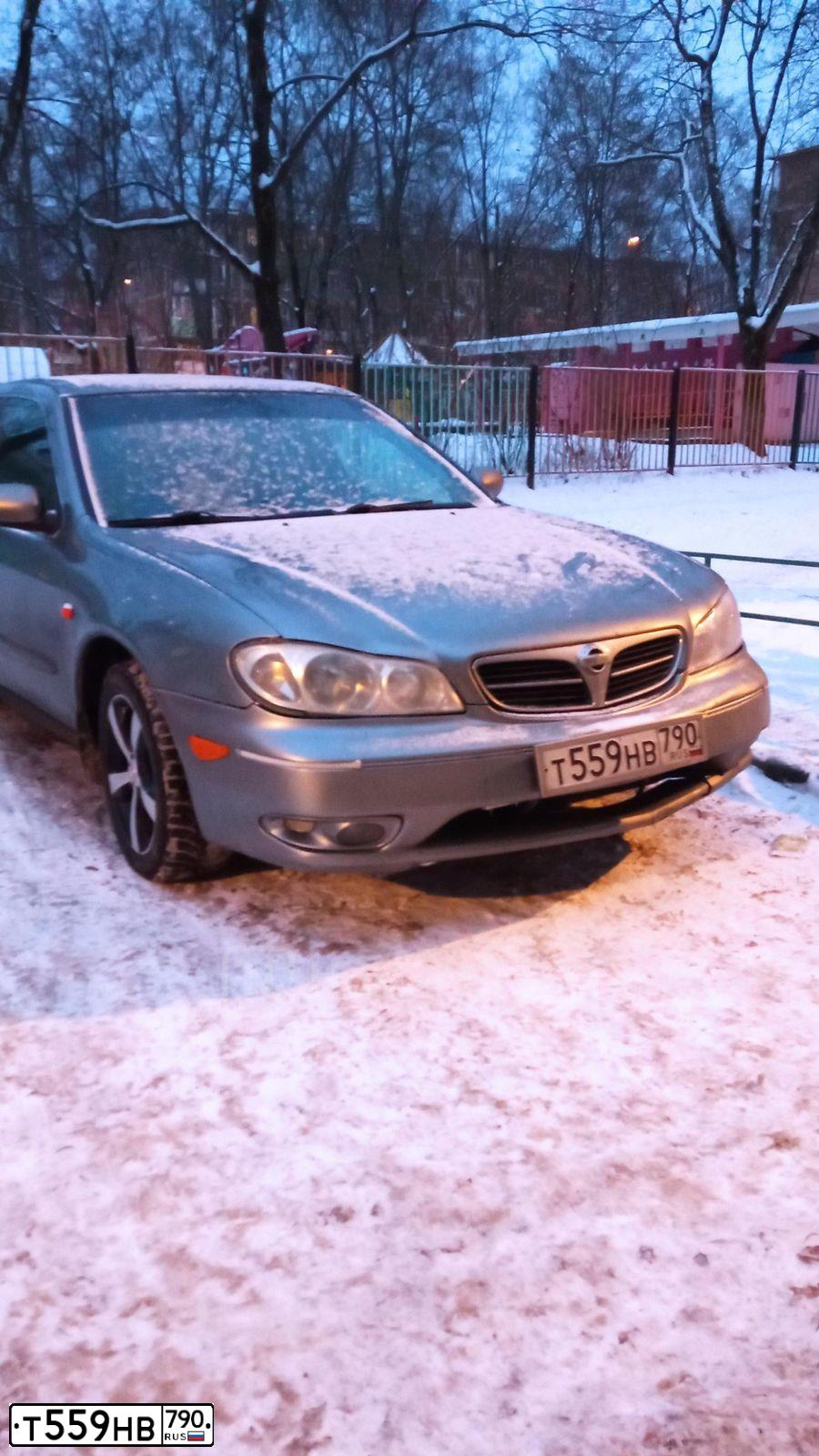 Фото автомобиля NISSAN MAXIMA, 2003 — госномер Р909ЕН150. Цвет: Серый