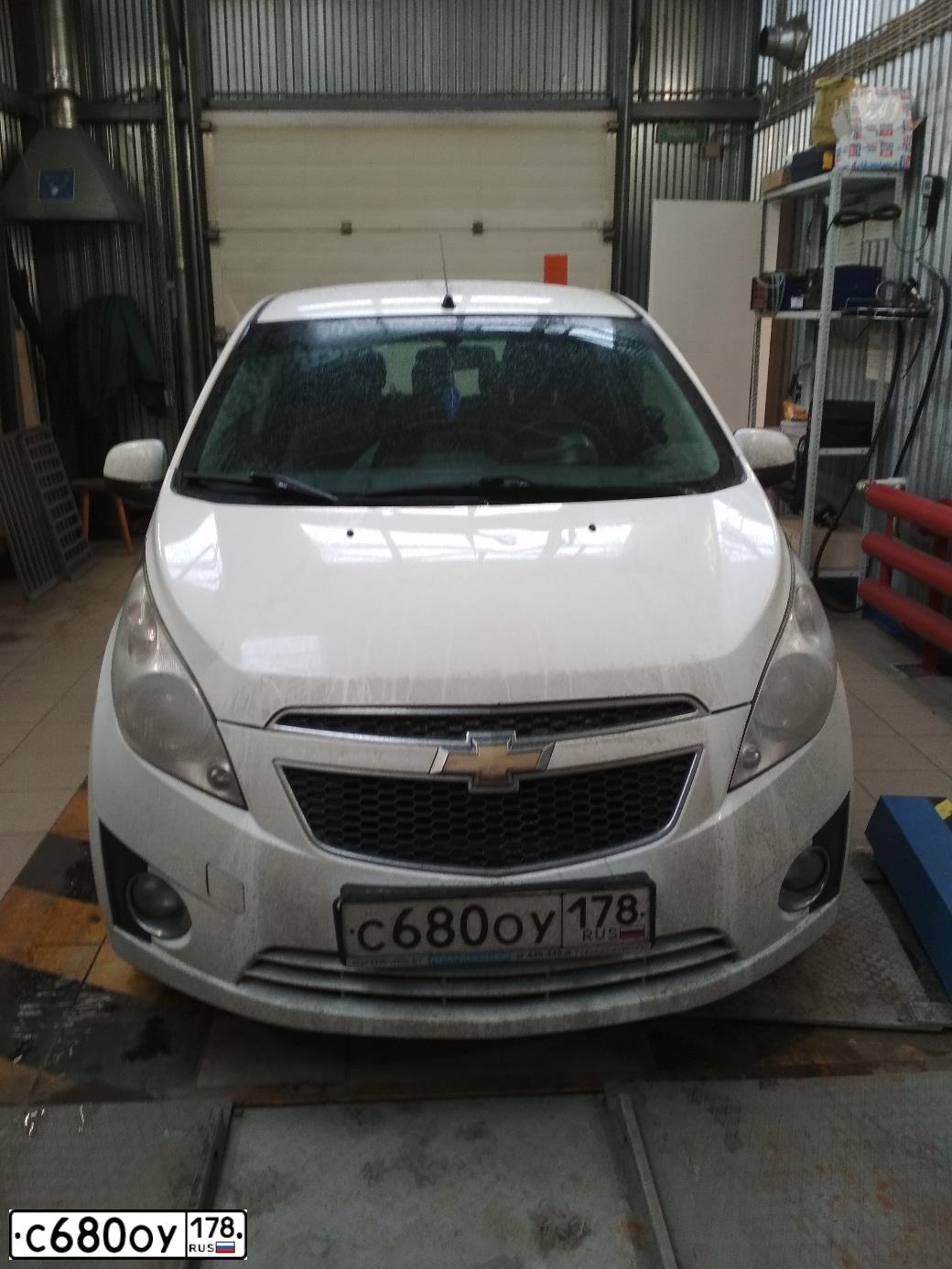 Фото автомобиля CHEVROLET SPARK, 2014 — госномер С680ОУ178. Цвет: Белый