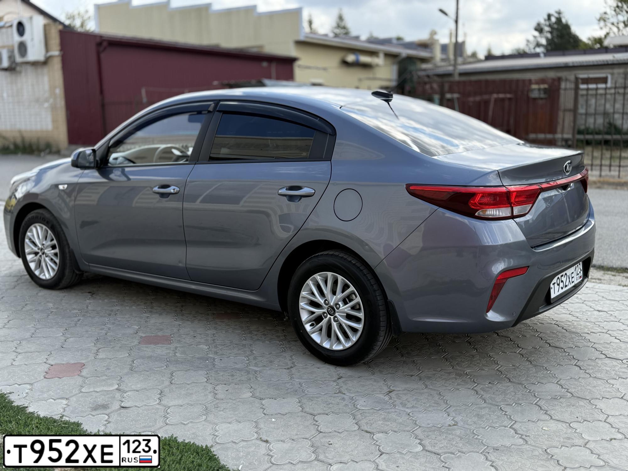 Фото автомобиля KIA RIO, 2018 — госномер Т952ХЕ123. Цвет: СЕРЫЙ