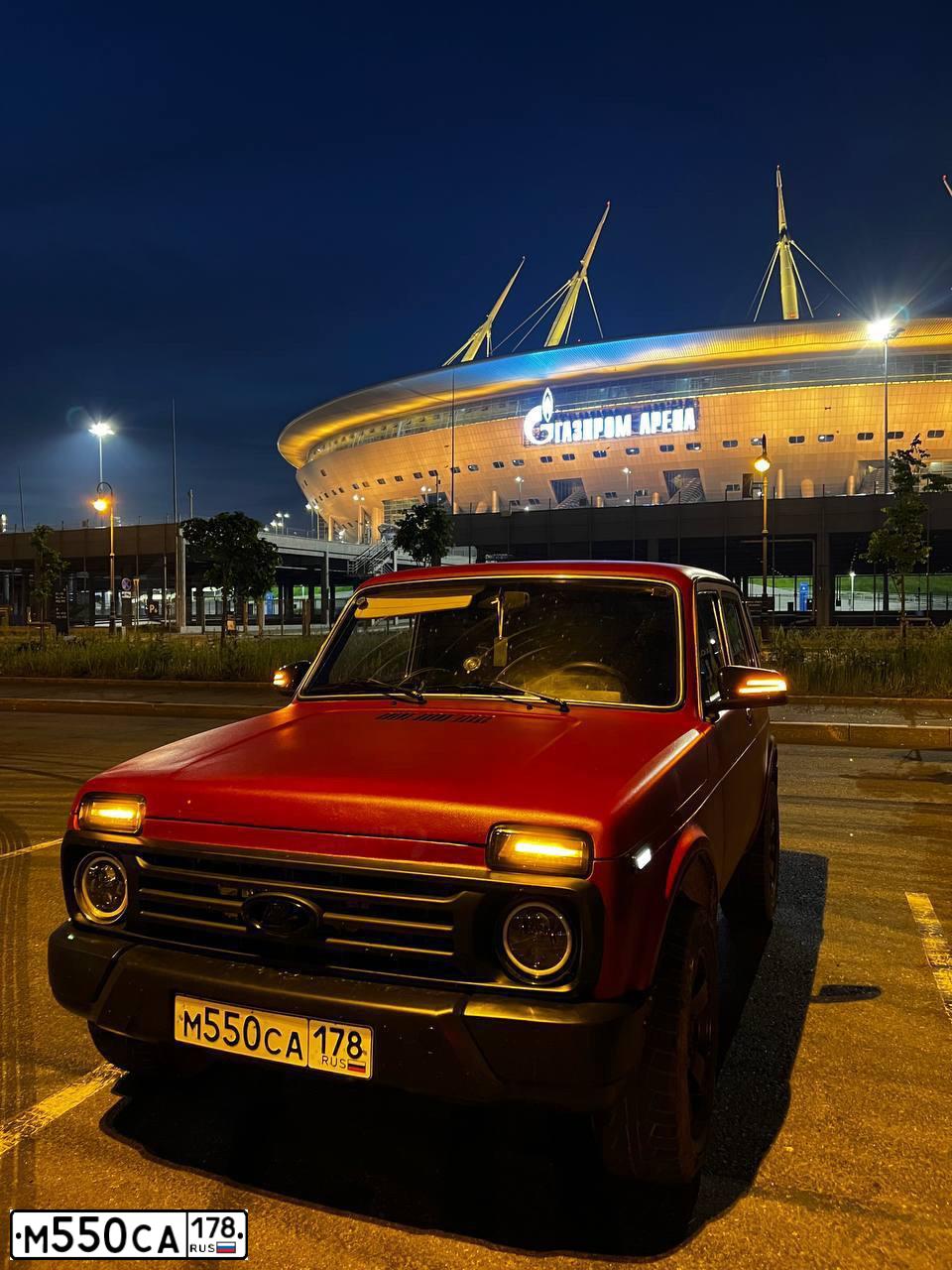 Фото автомобиля LADA 2121 NIVA, 2012 — госномер М550СА178. Цвет: ТЕМНО-ВИШНЕВЫЙ