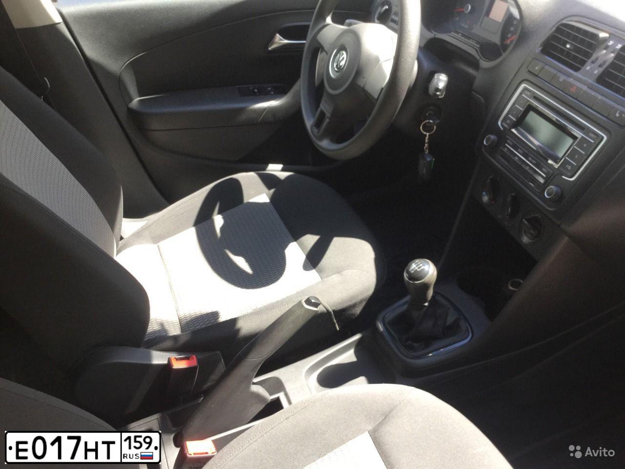 Фото автомобиля VOLKSWAGEN POLO, 2014 — госномер Е017НТ159. Цвет: Белый