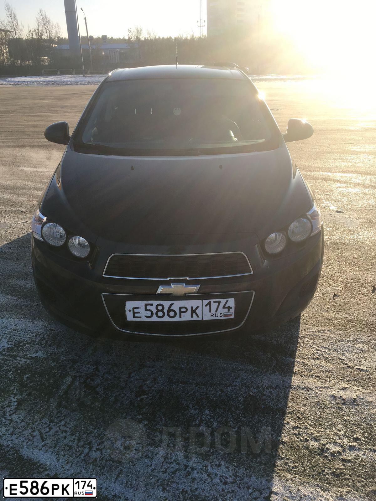 Фото автомобиля CHEVROLET AVEO, 2012 — госномер Е586РК174. Цвет: ЧЕРНЫЙ
