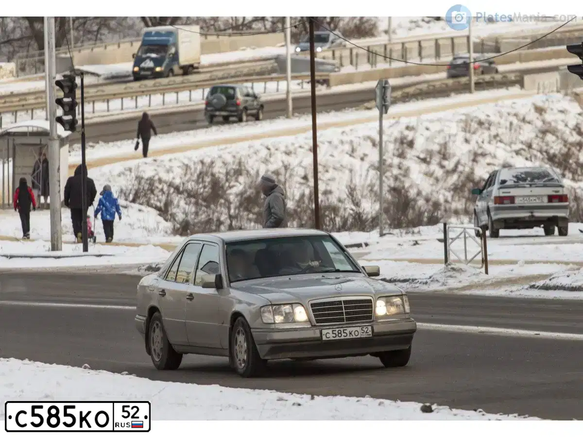 Фото автомобиля MERCEDES E-KLASSE, 1994 — госномер С585КО52. Цвет: Серебристый