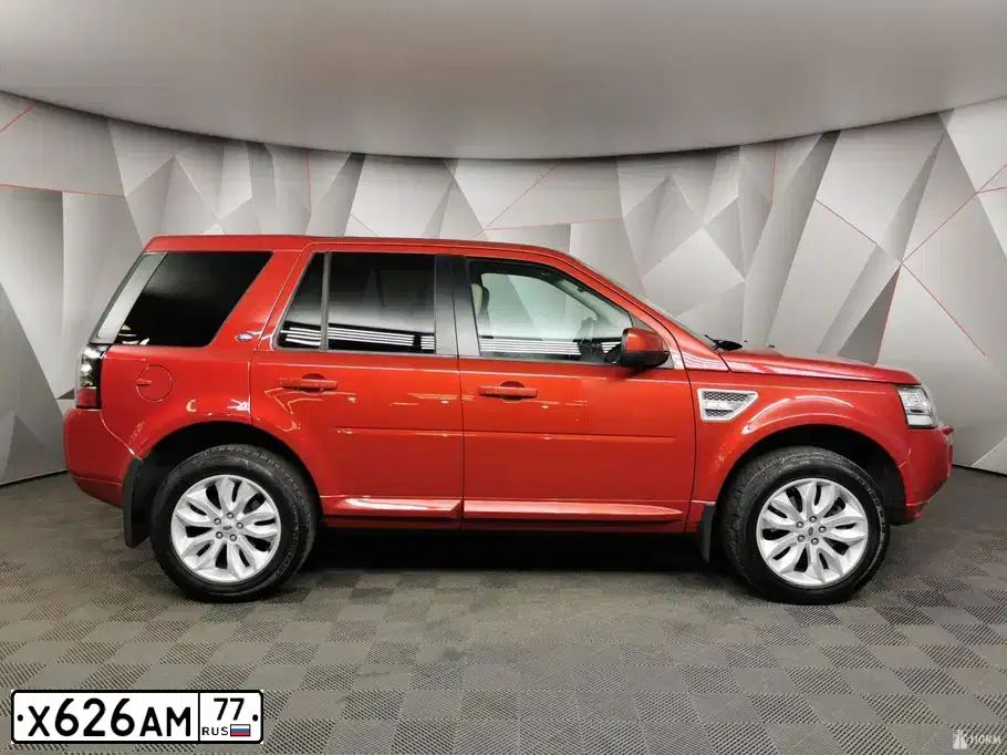 Фото автомобиля LANDROVER FREELANDER, 2012 — госномер Р110ТВ799. Цвет: Красный