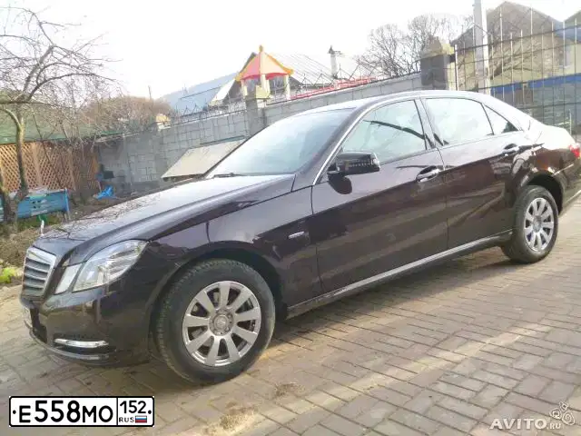 Фото автомобиля MERCEDES E-KLASSE, 2010 — госномер Н939АЕ750. Цвет: КРАСНО-КОРИЧНЕВЫЙ