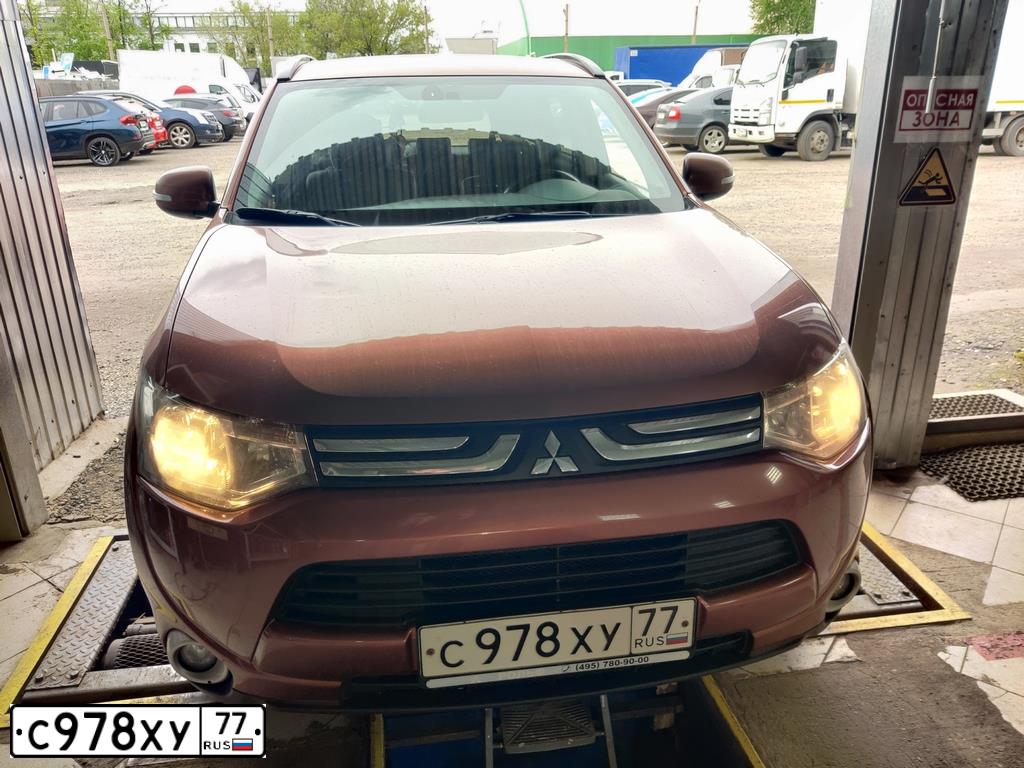 Фото автомобиля MITSUBISHI OUTLANDER, 2012 — госномер М540ЕК550