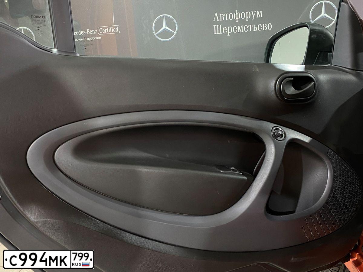 Фото автомобиля SMART FORTWO, 2018 — госномер Т100АТ797. Цвет: БЕЛО-ОРАНЖЕВЫЙ