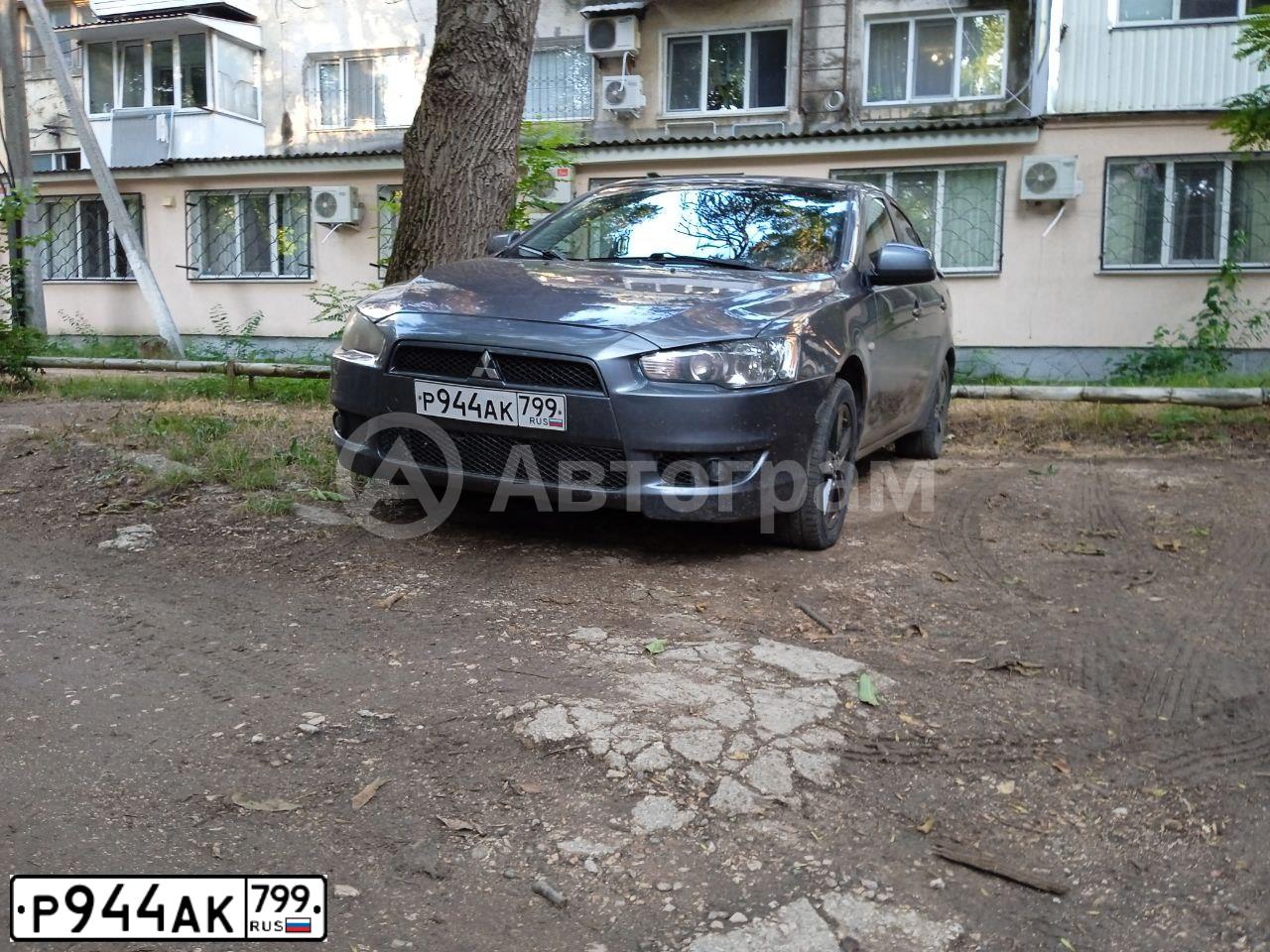 Фото автомобиля MITSUBISHI LANCER, 2008 — госномер Р944АК799. Цвет: СЕРЫЙ